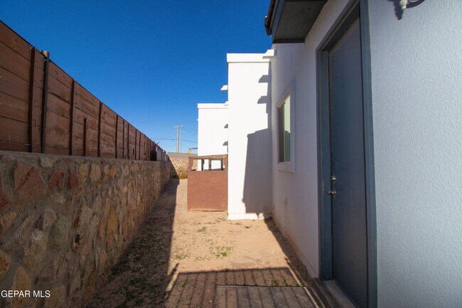 Building Photo - 864 Lemington St