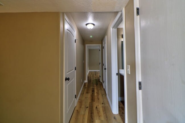 Building Photo - Traverse Mountain Pet Friendly Home.