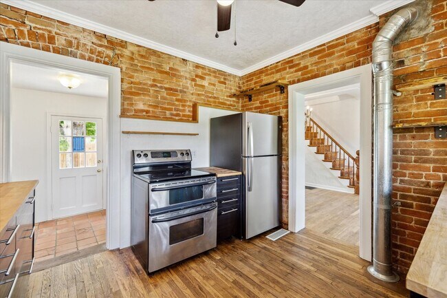 Building Photo - Charming 1-bedroom with office, 1-bathroom...