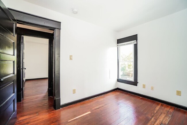 Building Photo - Newly Renovated 4 Bedroom in Central Columbus