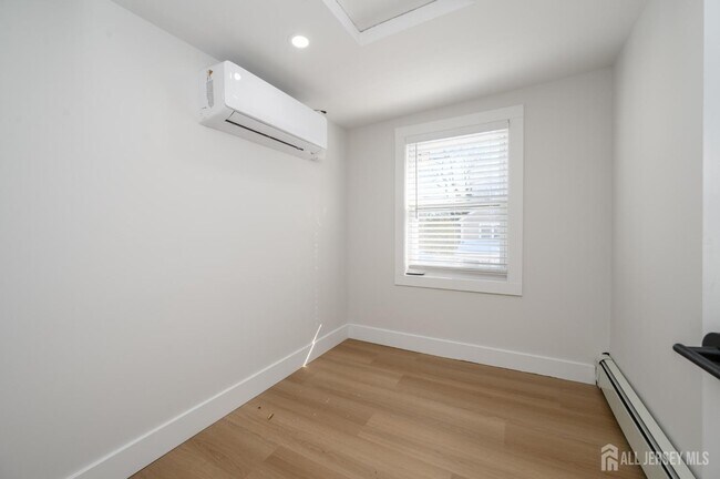 Building Photo - 8 Orchard St