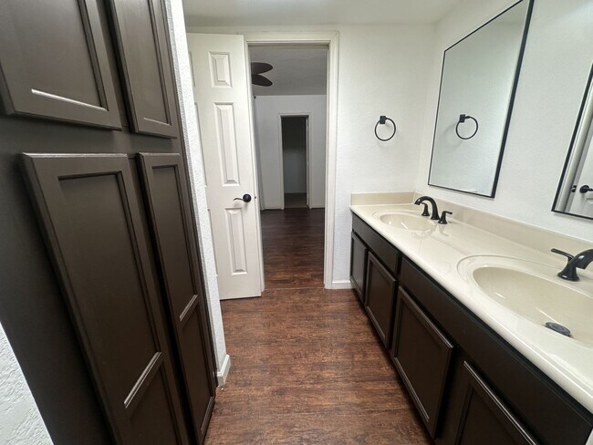 Building Photo - Point South Mountain; Located in the highly desirable Point South Mountain Community, resort styl...