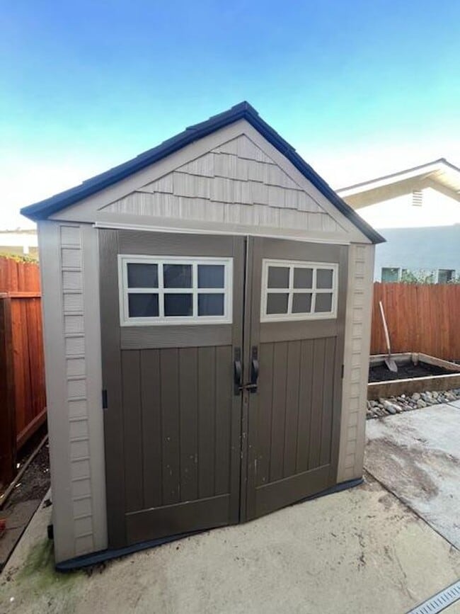 Building Photo - FAIR OAKS BEAUTY WITH POOL, SPA & SOLAR!!