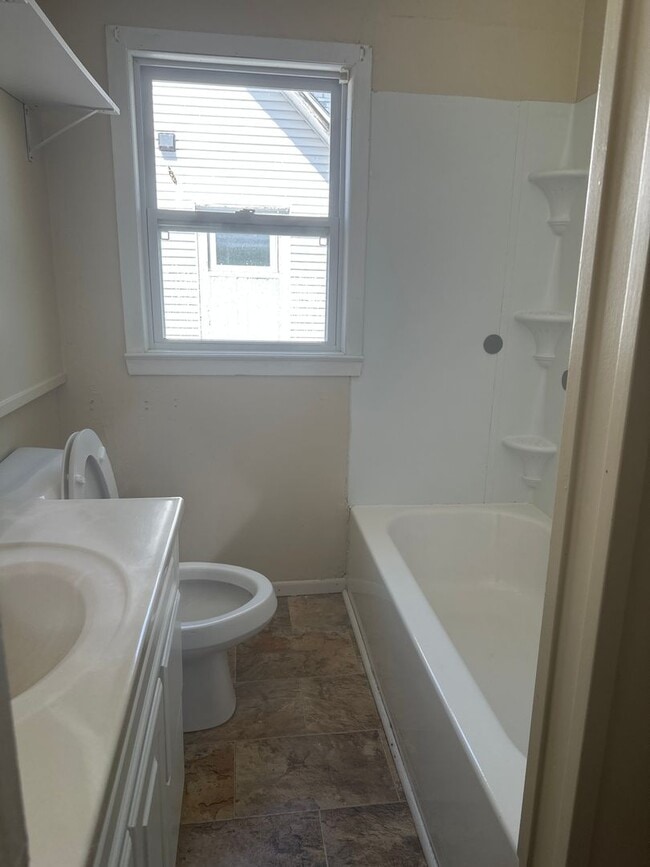 Building Photo - 3 bedroom house