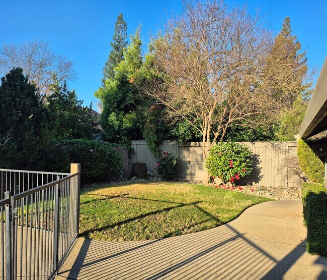 Building Photo - Beautiful  4 bedroom 2.5 bath with loft & Pool