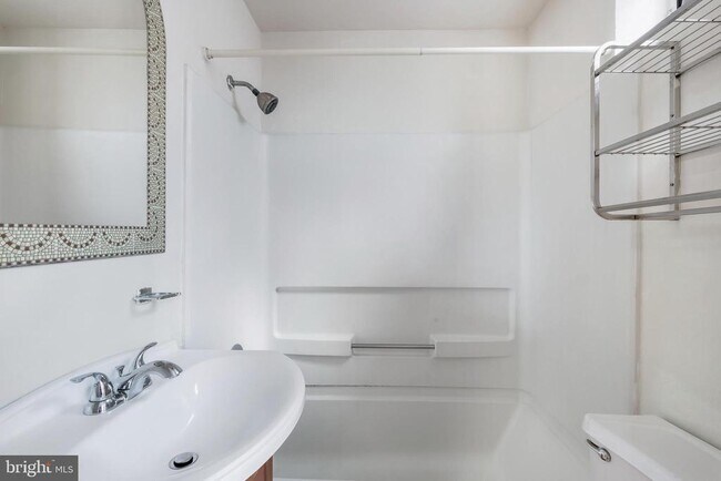 Building Photo - 937 Christian St