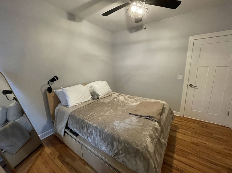 Building Photo - 1929 W Montrose Ave