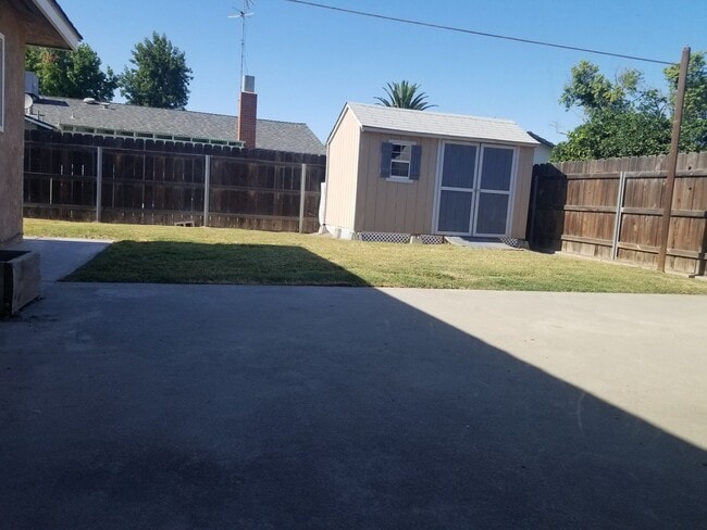 Building Photo - Charming 3 bedroom 2 bathroom home located...