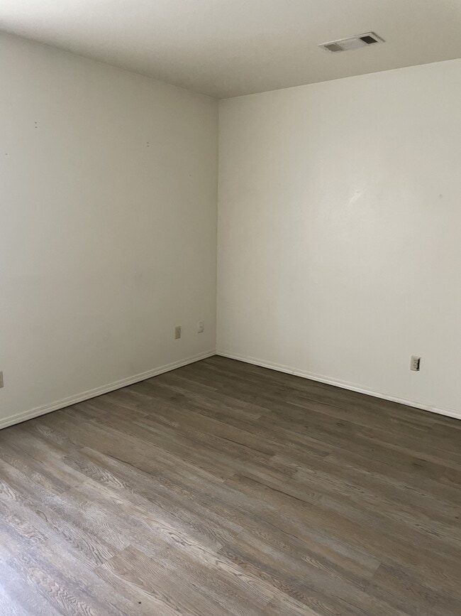 Building Photo - 904 W Oklahoma Ave