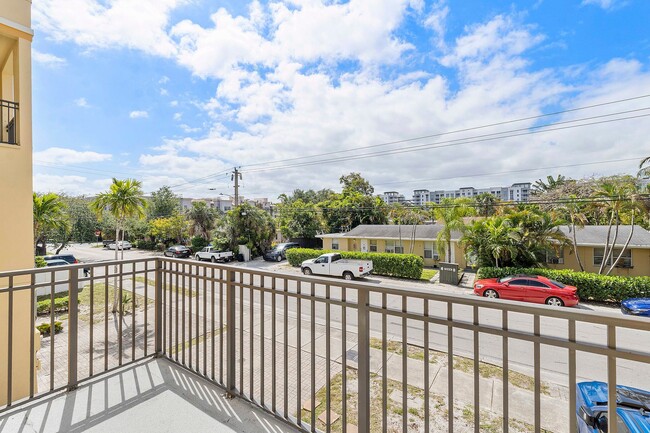 Building Photo - LARGE 3-bed, 3-bath townhome with 2-car ga...