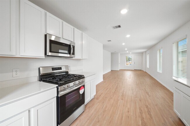Building Photo - 1440 Las Cuevas Dr