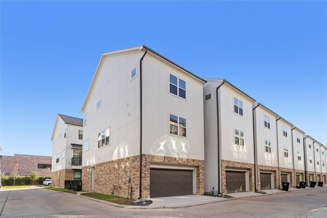 Building Photo - 1270 N Post Oak Rd