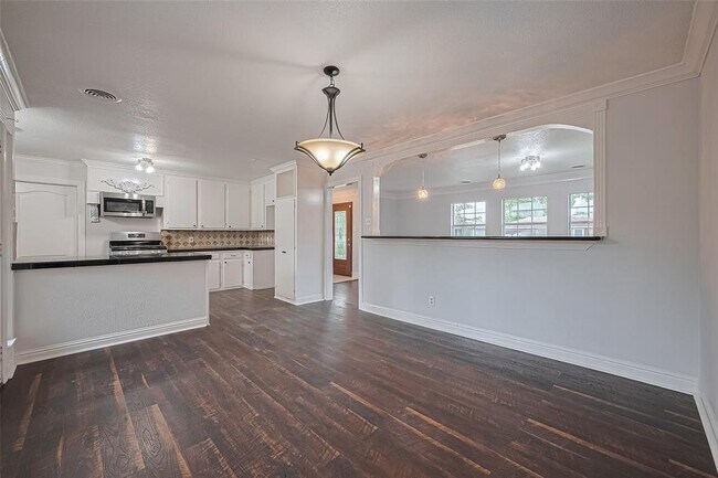 Building Photo - 8045 Ridgeview Dr