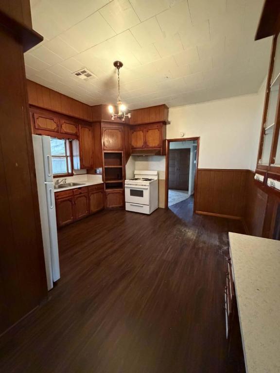 Building Photo - 803 E 3rd St