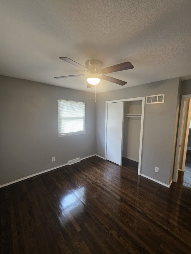 Building Photo - Beautiful 4 bedrooms and 1 bath home located on NE 38th St in Kansas City, MO