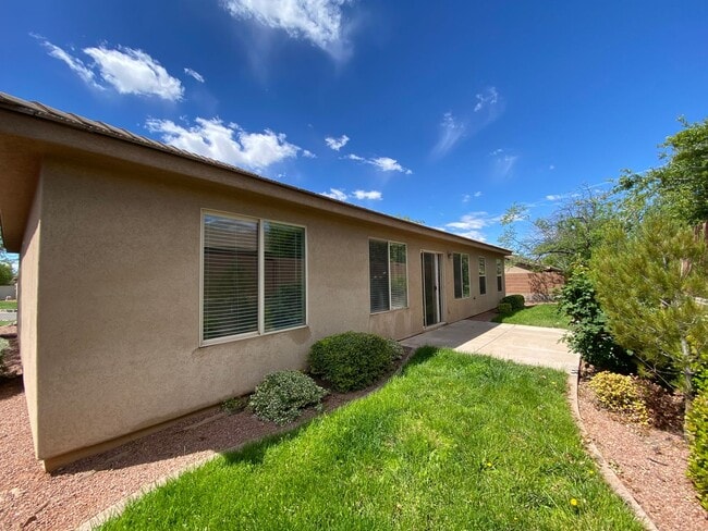 Building Photo - SPACIOUS HOME FOR RENT!