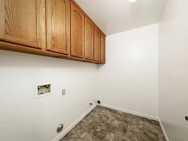Building Photo - Beautiful Single-family home!