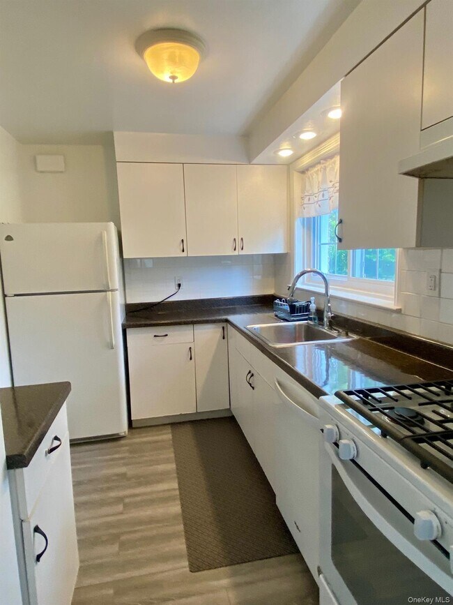 Building Photo - 49-09 Hanford St