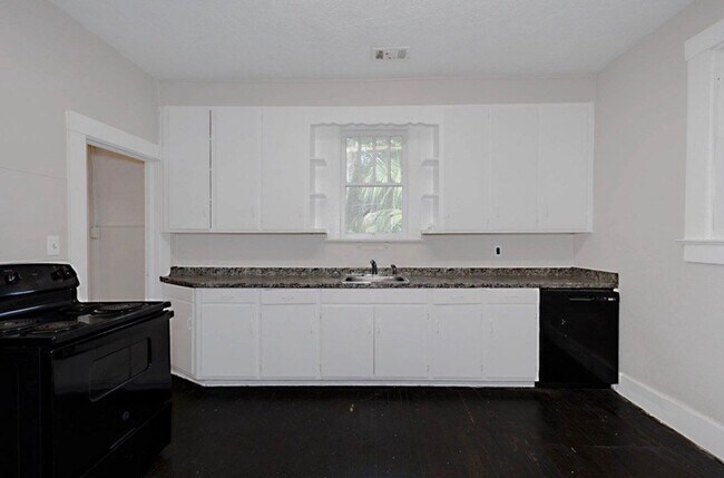 Building Photo - 1037 30th St