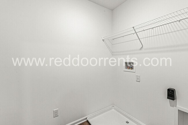 Building Photo - ? Move In Now and Get 6 Months of the Resi...