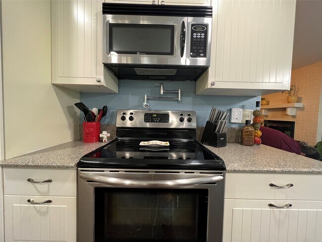 Building Photo - 13650 Cherrydown St