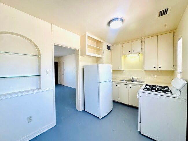 Building Photo - Spacious Private Yard with Washer/Dryer Ho...