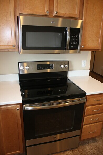 Electric Range - 5178 Foxfield Dr NW