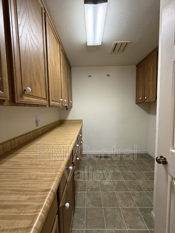 Building Photo - 1725 Edgebrook Dr