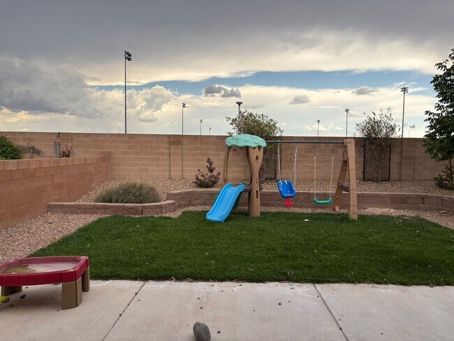 Building Photo - Charming 4 Bedroom 2.5 bath house in a Gat...