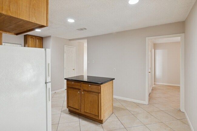 Building Photo - 1861 Dolphin Dr