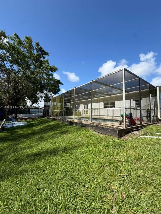 Building Photo - 5450 SW 55th Ave