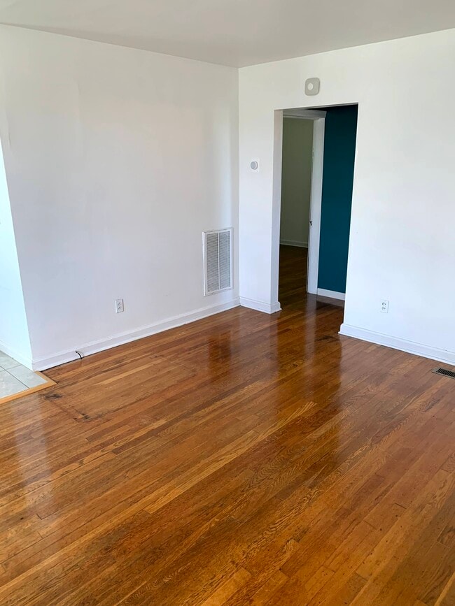 Building Photo - 195 Clearview Dr