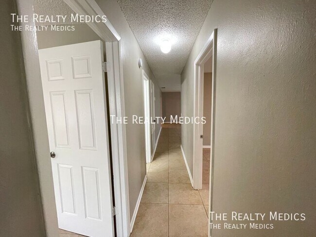 Building Photo - AMAZING 3 Bedroom 2 Bathroom Home In Orlando!