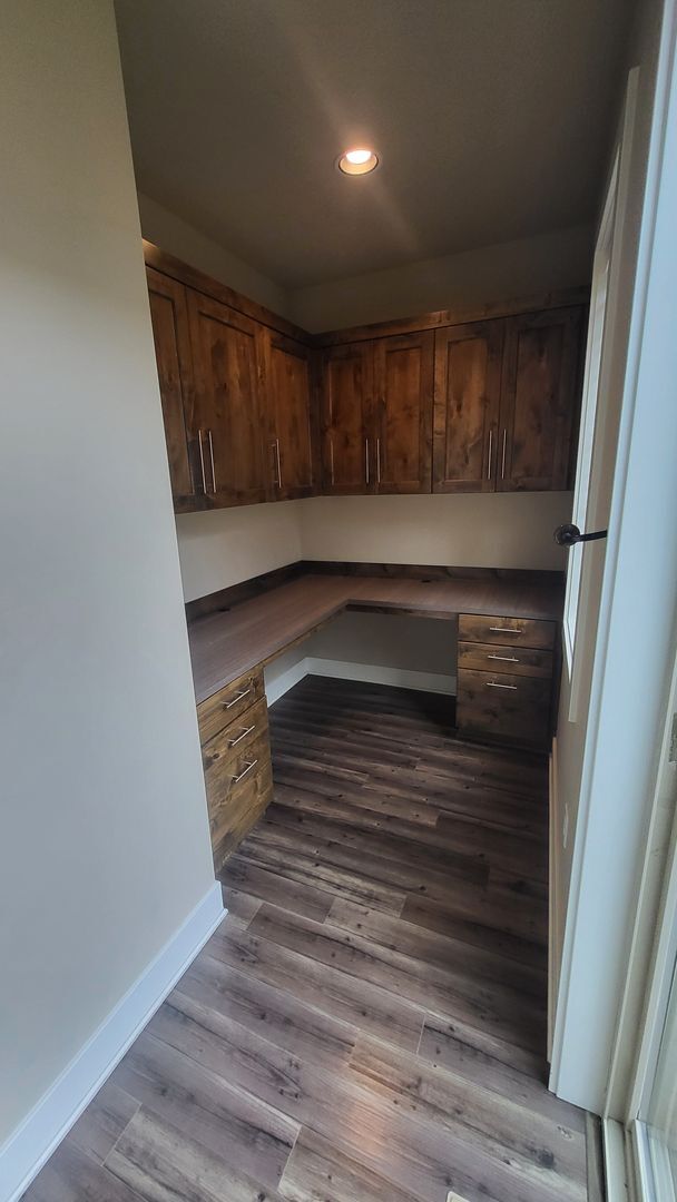 Building Photo - 3 Bed 2.5 bath plus bonus-Fenced-corner lo...