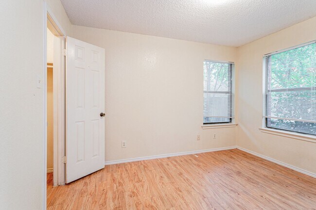 Building Photo - 404 Kenniston Dr