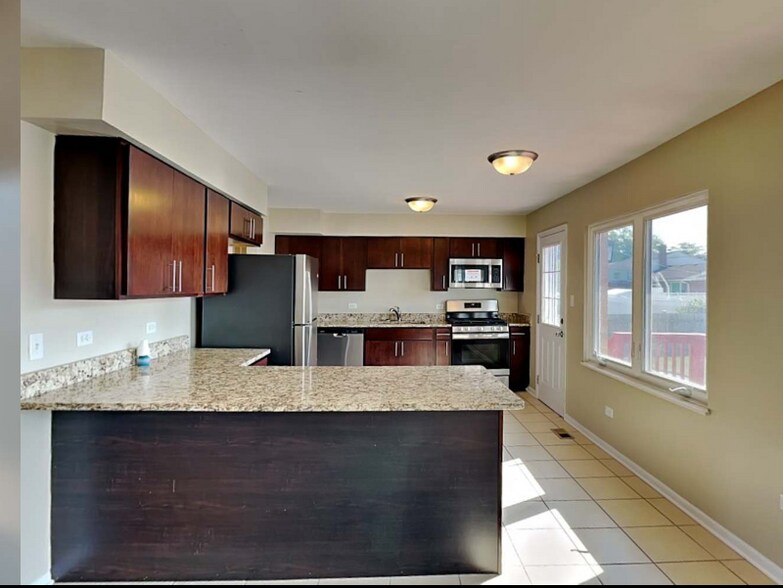 Building Photo - 916 Elsie Dr