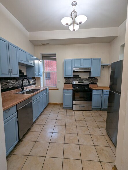 Kitchen - 3212 W Warren Blvd