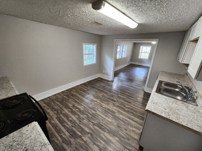 Building Photo - 826 N Weaver Ave