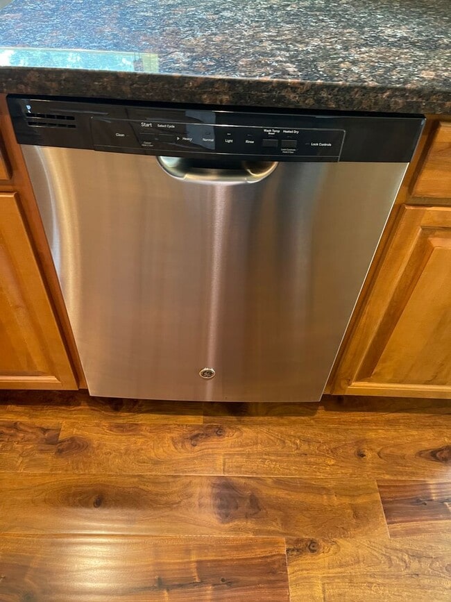 Building Photo - Beautiful 4 Bedroom in a small and exclusive neighborhood