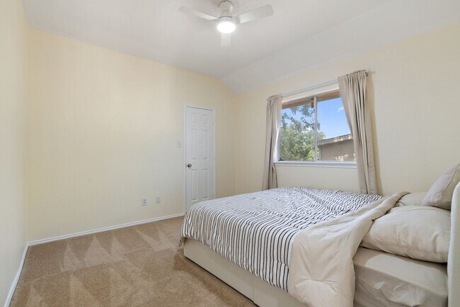 Building Photo - 1339 Barclay Dr