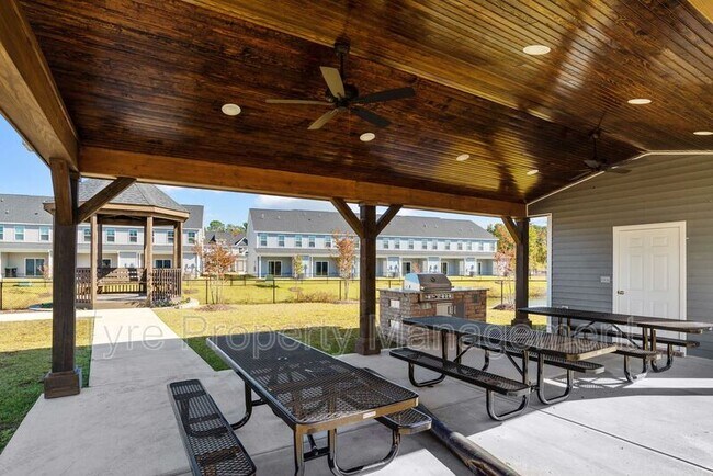 Building Photo - 11 @ Main