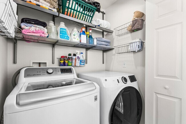 Building Photo - Beautifully Updated 3 Bedroom Southeast Ve...