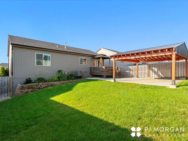 Building Photo - 3 Bedroom , 2 Bathroom House - Available I...