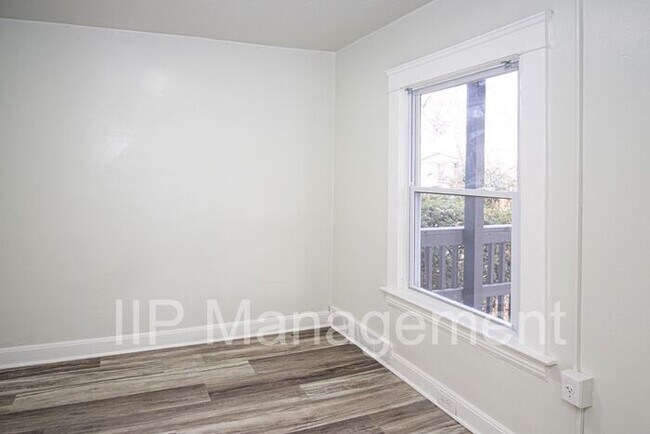 Building Photo - Beautifully renovated 2 bedroom downstairs...