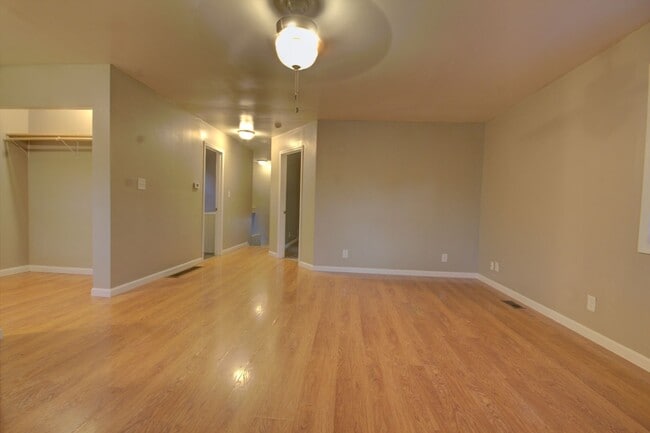 Building Photo - 4 bed, 2 bath home