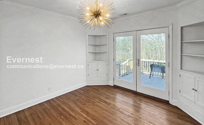 Building Photo - 3 Bed, 2 Bath Home with Fenced Yard / Pet-Friendly / Available Now!