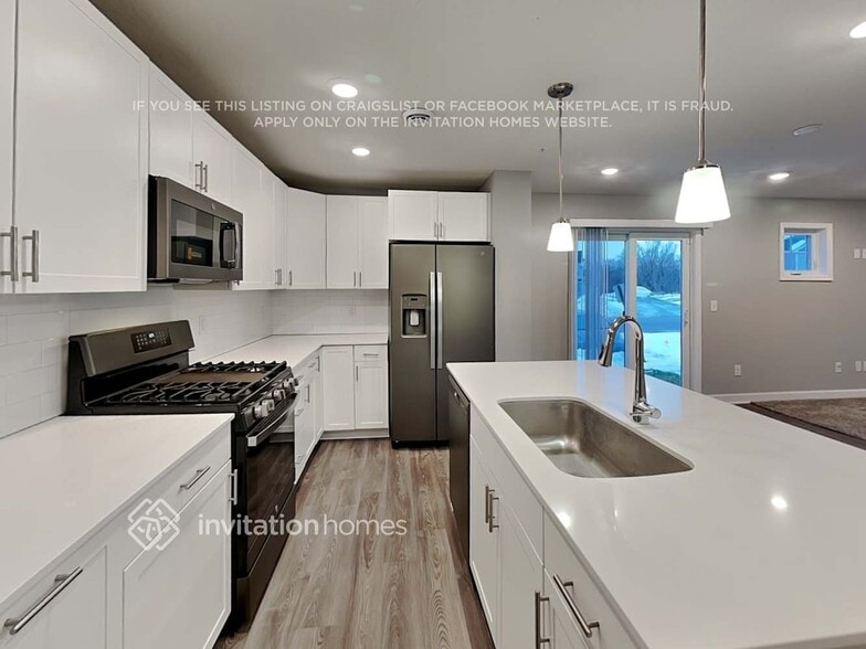 Building Photo - 10900 Everest Pl N