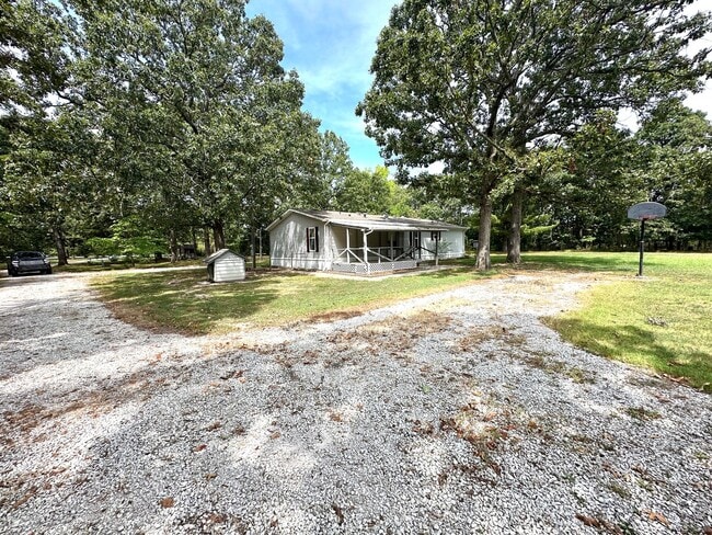 Building Photo - $1,350 / Month | 3 Bed · 2 Bath · 1,375 Sq...