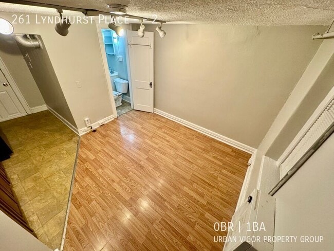 Building Photo - 261 Lyndhurst Pl