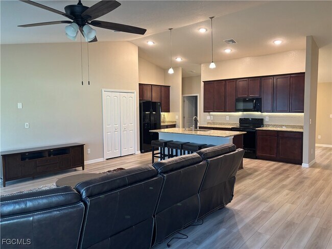 Building Photo - 1005 SW 36th St